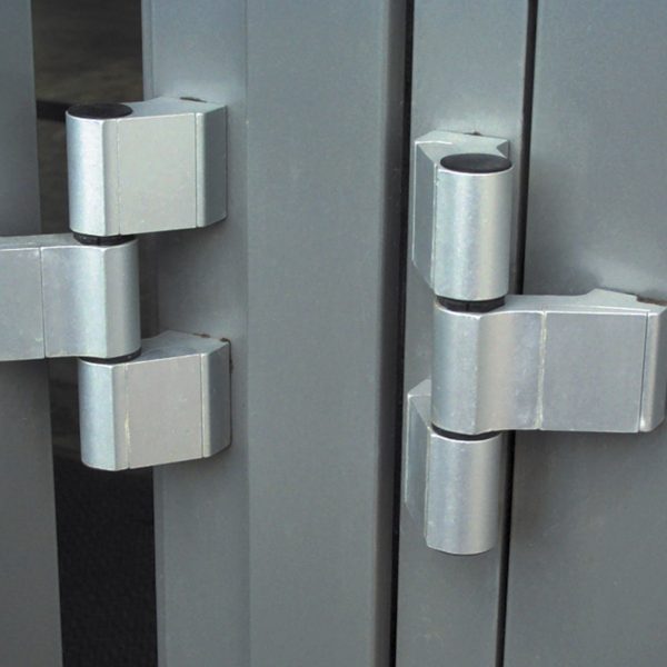 Příklad použití výrobku NICRO 666 K-4 Ultra pro mazání hliníkových dveří a oken. Všech jejich pohyblivých součástí, včetně blokovacích prvků