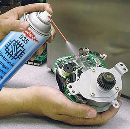 Příklad použití NICRO 935 při čištění komponent při servisu